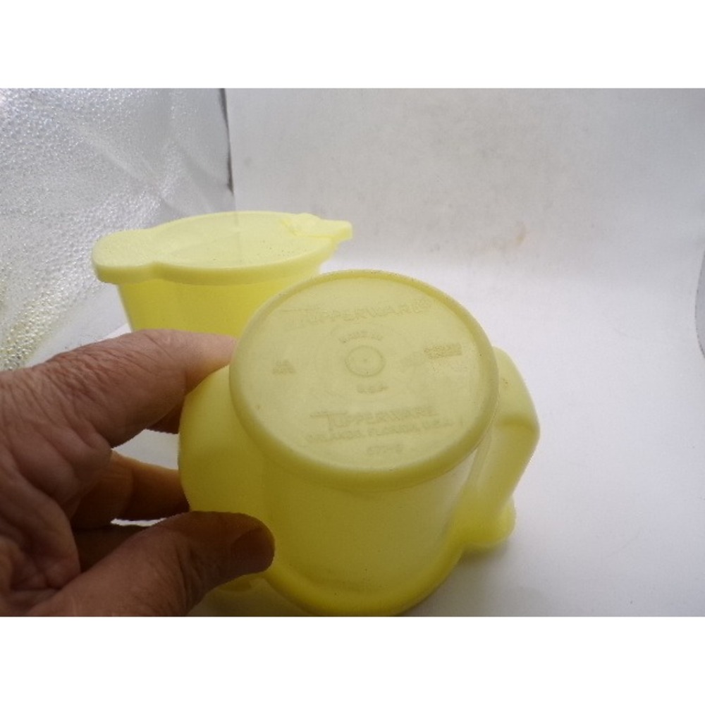 Vintage Tupperware Yellow Bell Tumblers with Lids Set of 2 Model 577-8 USA - Picture 2 of 2